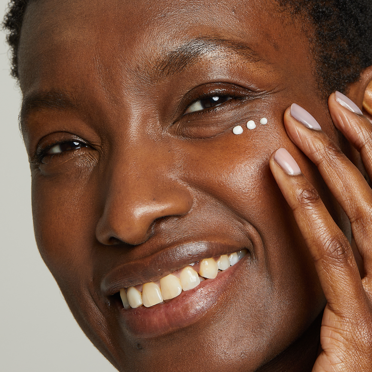 Lift & Luminate Triple Action Eye Cream Crema para ojos luce la piel uniforme