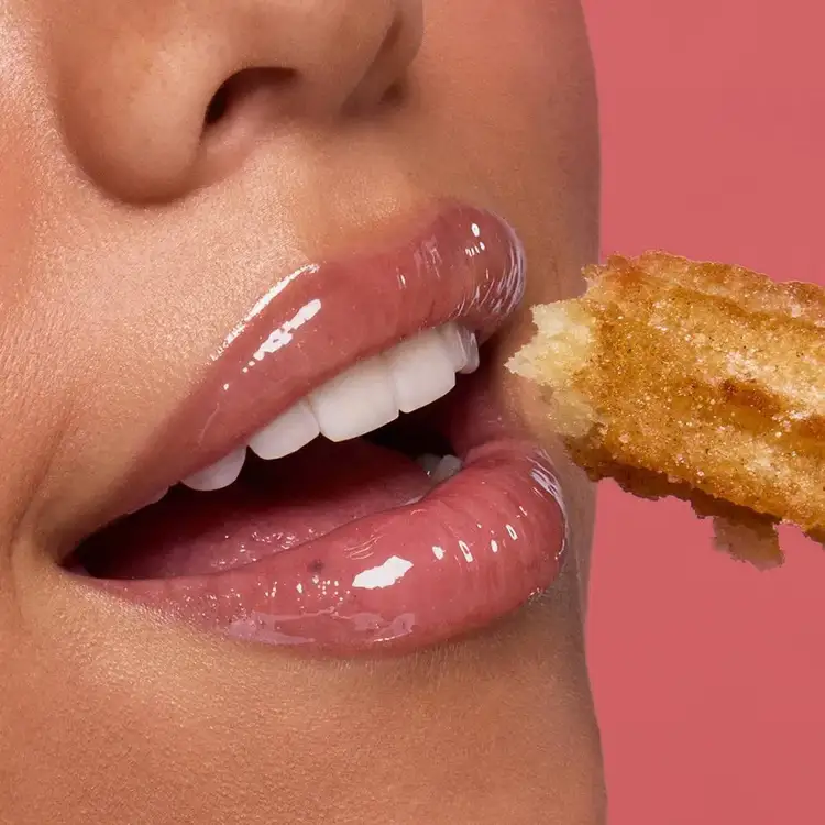 Polite Pout Glossy Lip Balm - Bálsamo labial brilloso, para una hidratación intensa