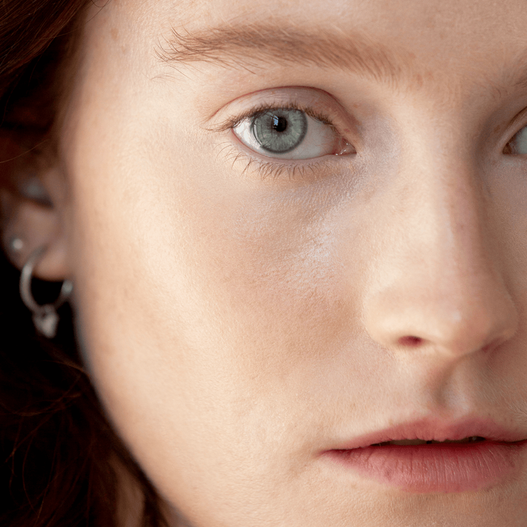 Corrector con lichi - Neutraliza las ojeras y corrige el tono de piel