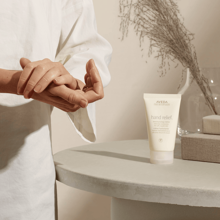 Hand Relief Crema hidratante hidrata y restaura la piel de las manos