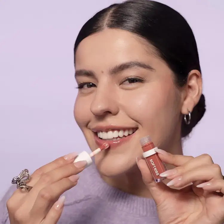 Soft Kiss - Lip Oil Brillo Labial, hidratante no pegajoso 2.5gr YIYI BEAUTY