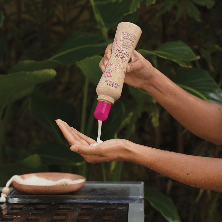 Cherry Almond Shampoo restaura la suavidad