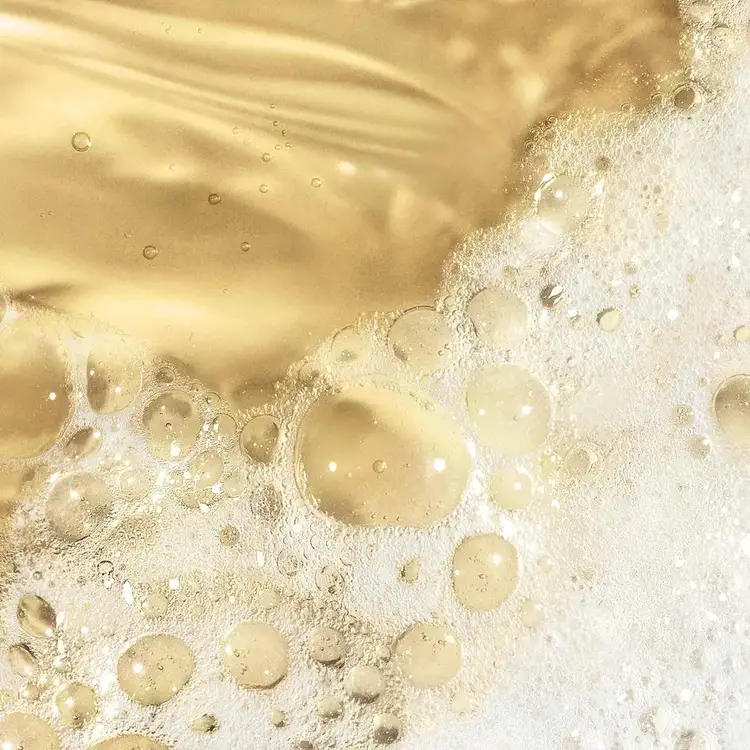 Oil To Foam Cleanser Limpiador limpia, transforma y suaviza la piel.