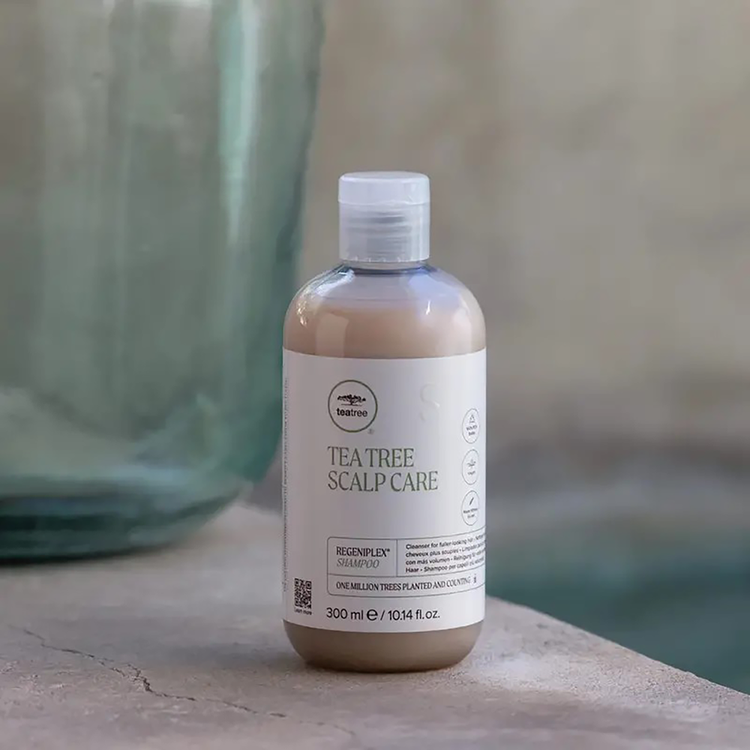 Tea Tree Scalp Care Shampoo limpia el cuero cabelludo