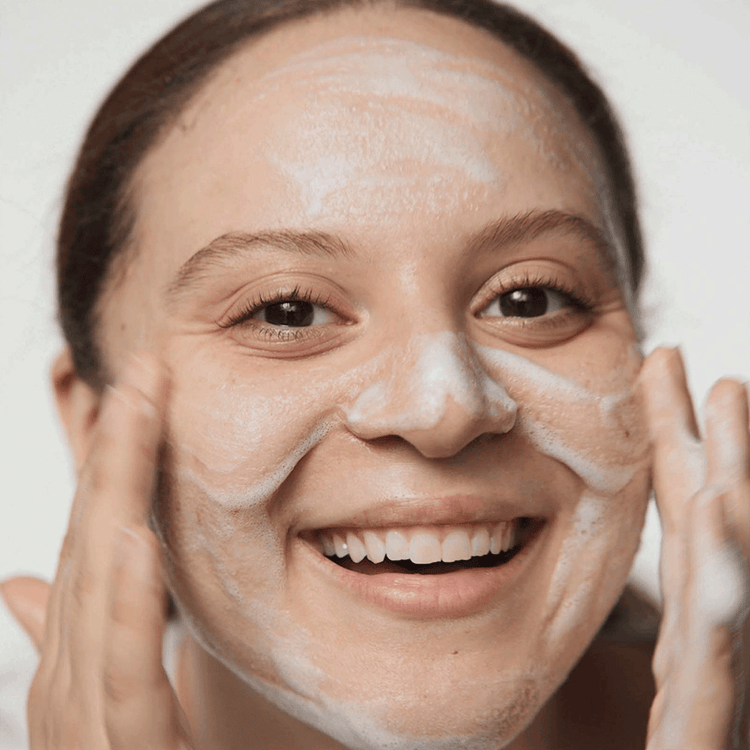 Mini Anti-Blemish Solutions Cleansing Foam Jabón antiacné remueve suciedad y alivia enrojecimiento e inflamación