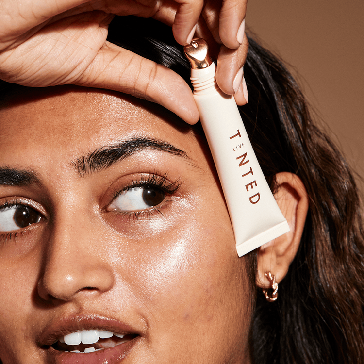 Superhue Brightening Crema iluminadora de ojos hidrata la zona de los ojos