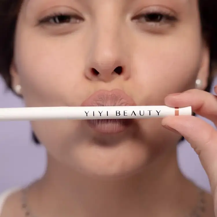 Kiss Liner - Delineador De Labios, efecto plump .28gr YIYI BEAUTY