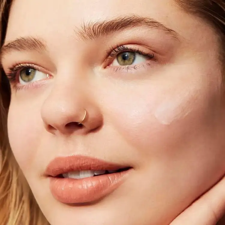 e.l.f. SKIN Suntouchable Invisible Sunscreen SPF 30 Híbrido de protector solar completamente transparente y prebase de maquillaje