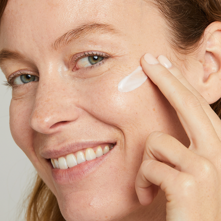 Lift & Luminate Triple Action Night Cream Crema de noche hidrata la piel