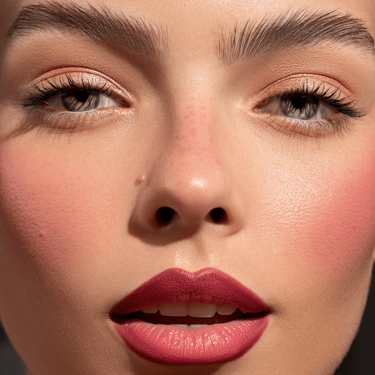 Berry Pop Lápiz labial labial de alta pigmentación y larga duración.