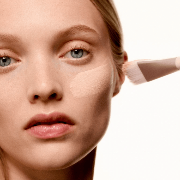 Kylie Skin Tint Brush Brocha ultrafina, vegana y de alta precisión