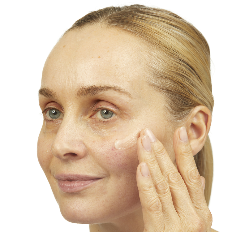 Lift & Luminate Triple Action - Suero facial, da tono uniforme a la piel