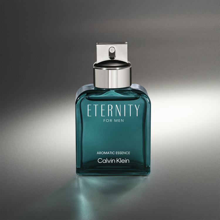 Eternity For Men Aromatic Essence - Eau de Parfum, aporta un sentido de intriga a las interpretaciones previas de la atemporal fragancia