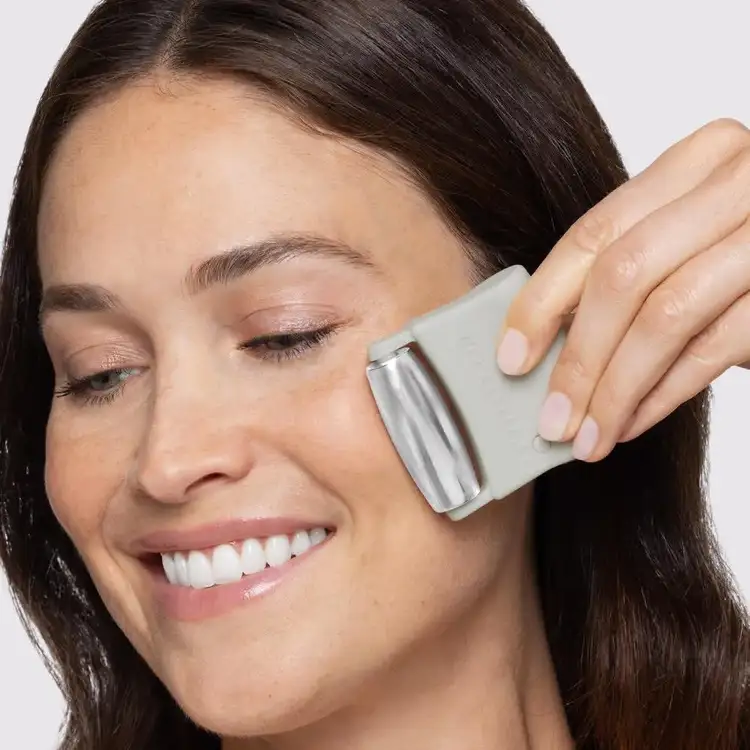 3-In-1 Facial Roller Set masajea y exfolia