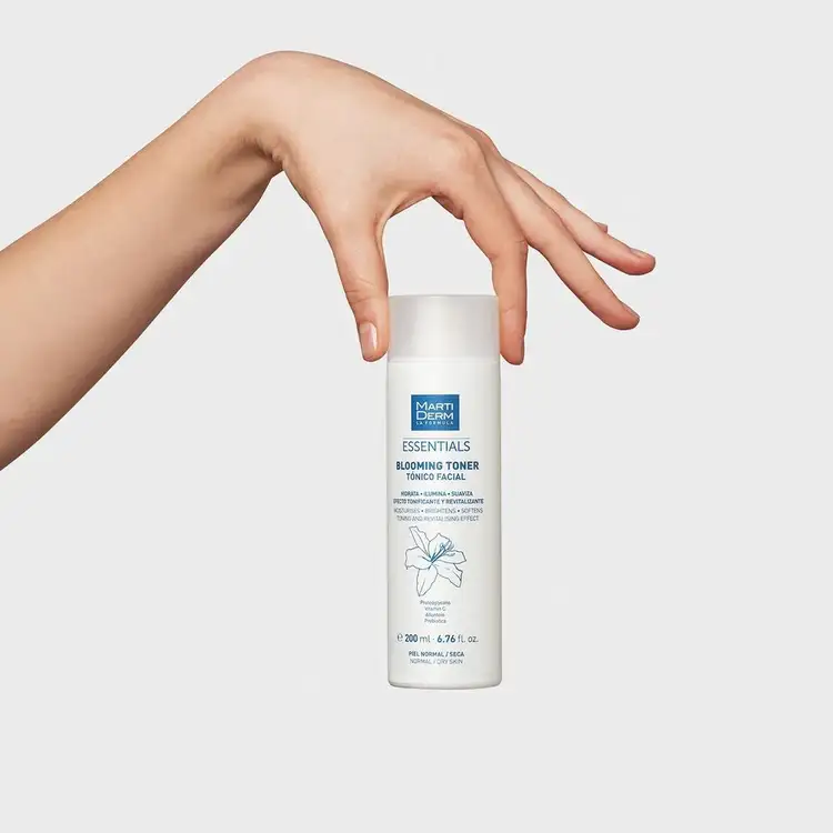 Blooming Toner Tónico ilumina, suaviza e hidrata piel