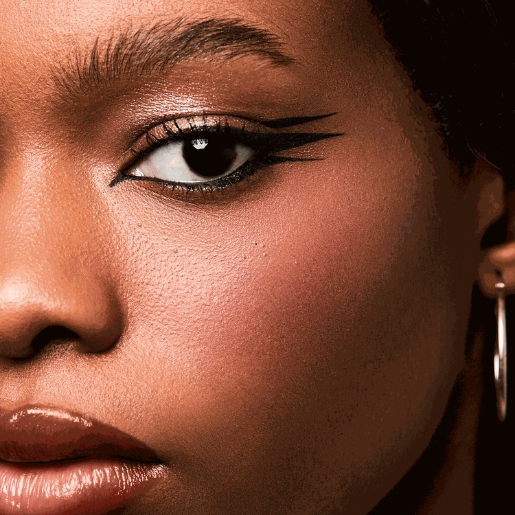 EUPHORIA X HALF MAGIC - Magic Flik Liquid Eyeliner, Delineador de ojos