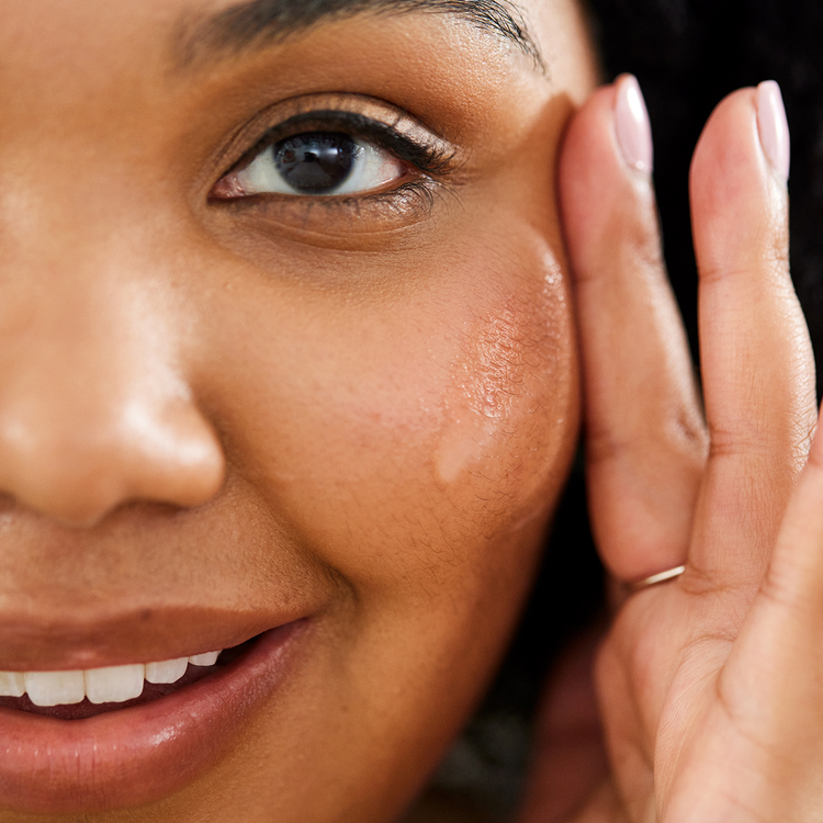 Hydrating Serum with Hyaluronic Acid Suero hidratante aumenta la hidratación