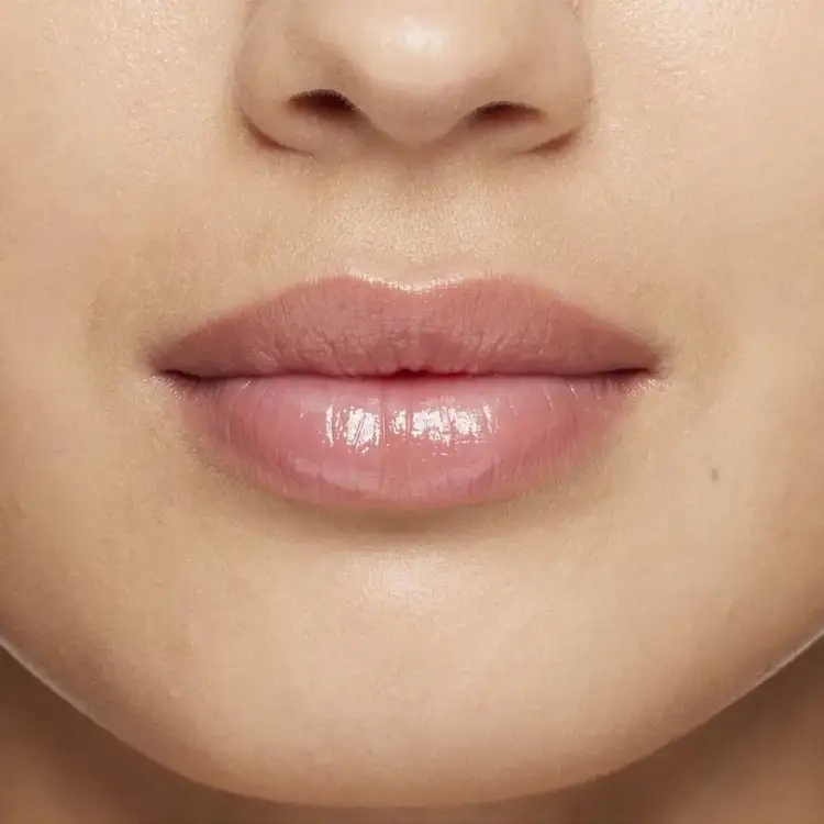 Lip Oil Balm - Bálsamo labial, acabado suaves con color radiante