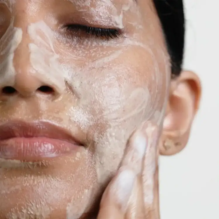 Oil To Foam Cleanser Limpiador limpia, transforma y suaviza la piel.