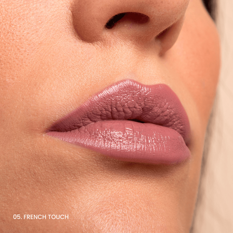 Wet Flow Lipstick Labial labios definidos, hidratados y brillantes