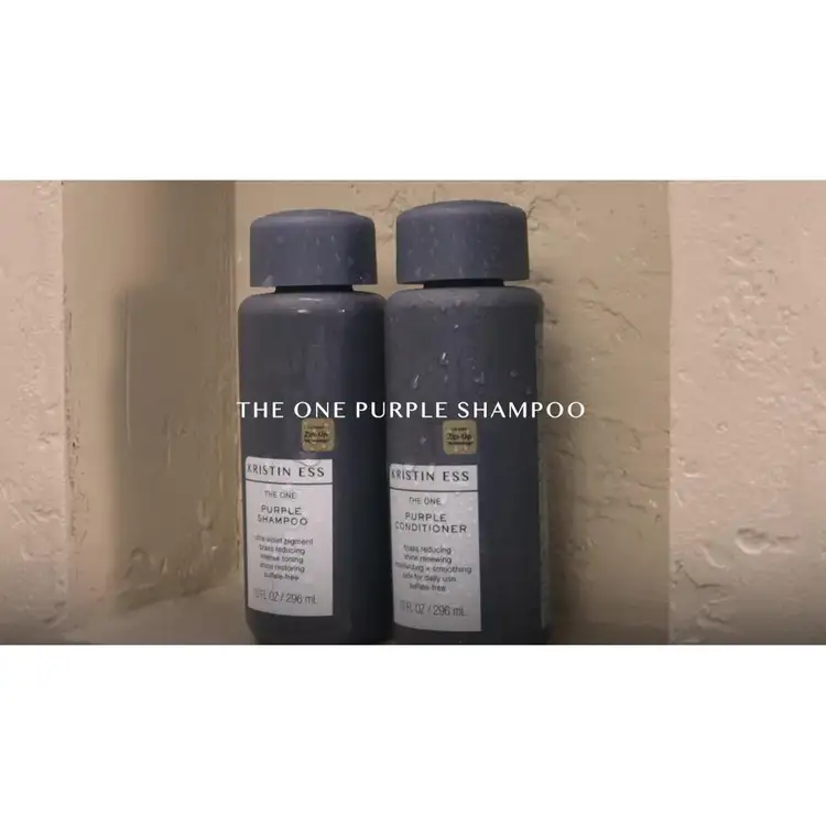 One Purple Shampoo limpia suavemente