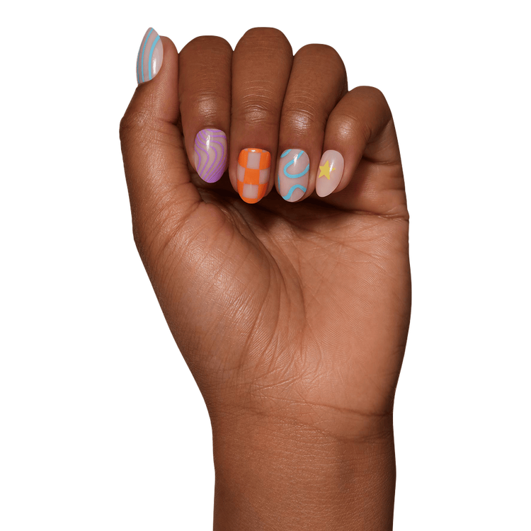 Wild Child Press-On Nails Uñas postizas base semitransparente moderna.