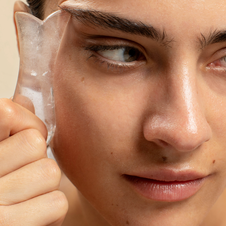 Quartz Sculpt & Lift Face Stone Cuarzo facial ofrece beneficios terapéuticos.