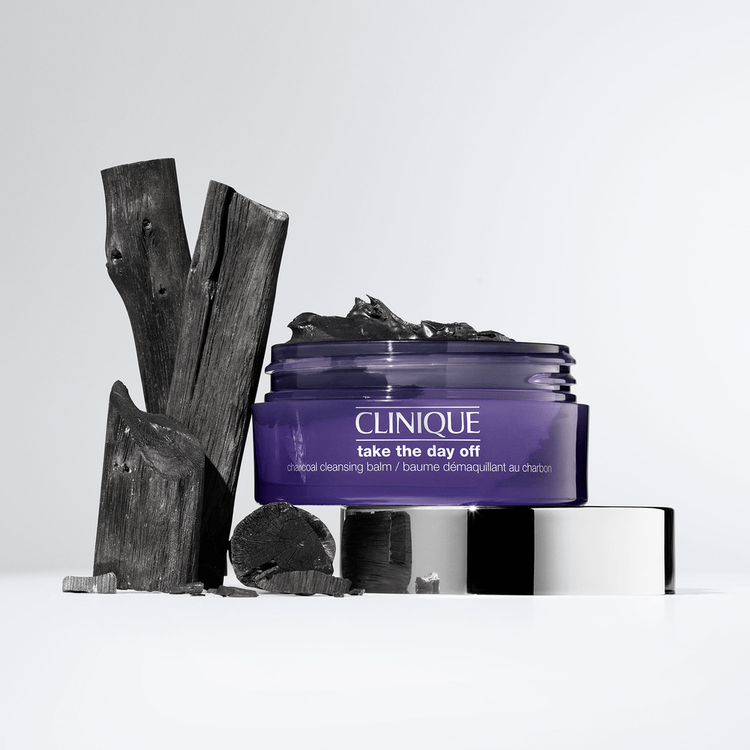 Take The Day Off Charcoal Balm Bálsamo desmaquillante derrite el maquillaje de rostro y ojos