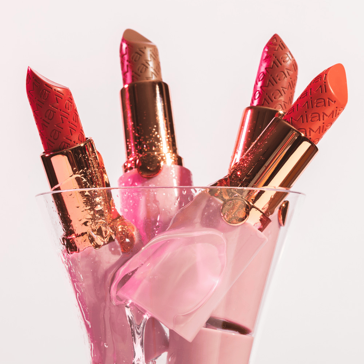 Wet Flow Lipstick - Labial, labios definidos, hidratados y brillantes