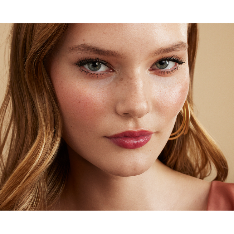 Huge Extreme Lash Volumizing Máscara volumizadora volumen, longitud, rizo, elevación y negro intenso en una sola capa