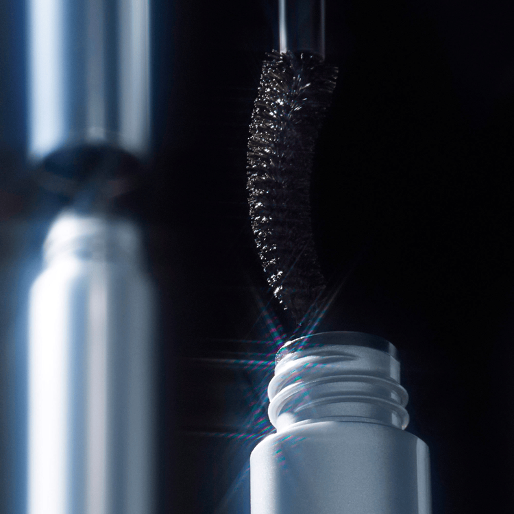 High Impact™ Zero Gravity Mascara Mascara de pestañas levanta y riza las pestañas