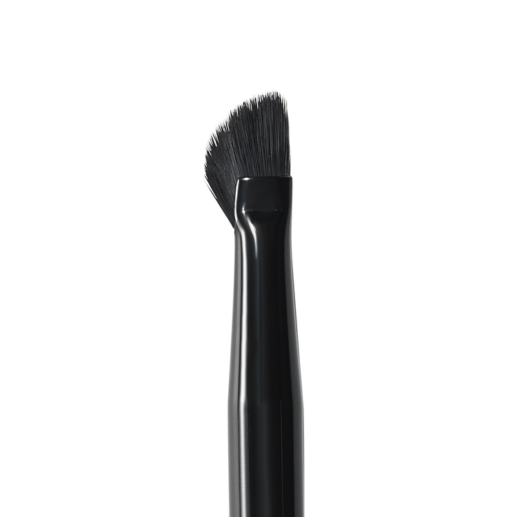 e.l.f. Wing It Liner Brush Pincel curvo para delineador de ojos para crear delineado de ojos con punta