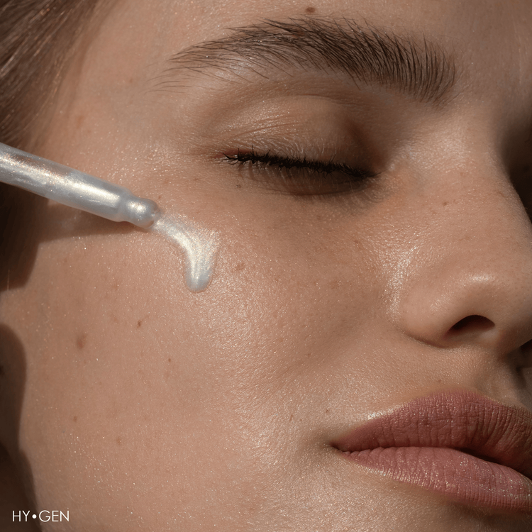 Hy-Gen Energizing & Hydrating Paleta de sombras suero ligero con acabado húmedo.