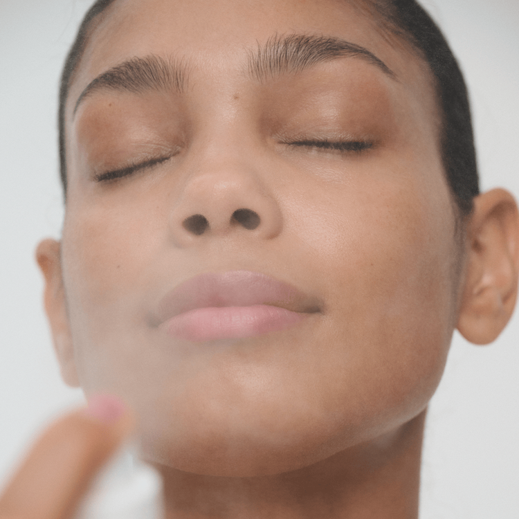 SuperSerum Hydrating Mist Suero hidratante hidratación bifásica y brillo.