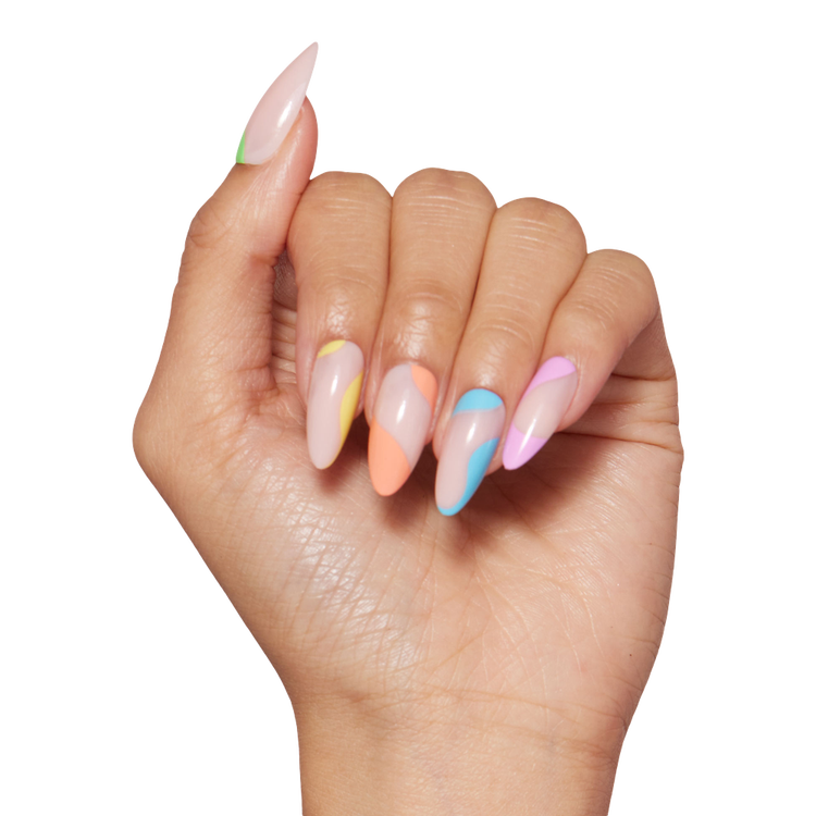 Rainbow Puff Press-On Nails Uñas postizas espirales multicolor sobre base rosa.