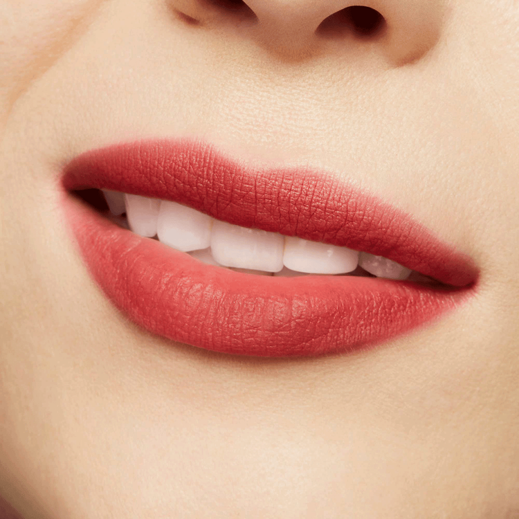 Powder Kiss Lipstick - Labial, color intenso y efecto bálsamo