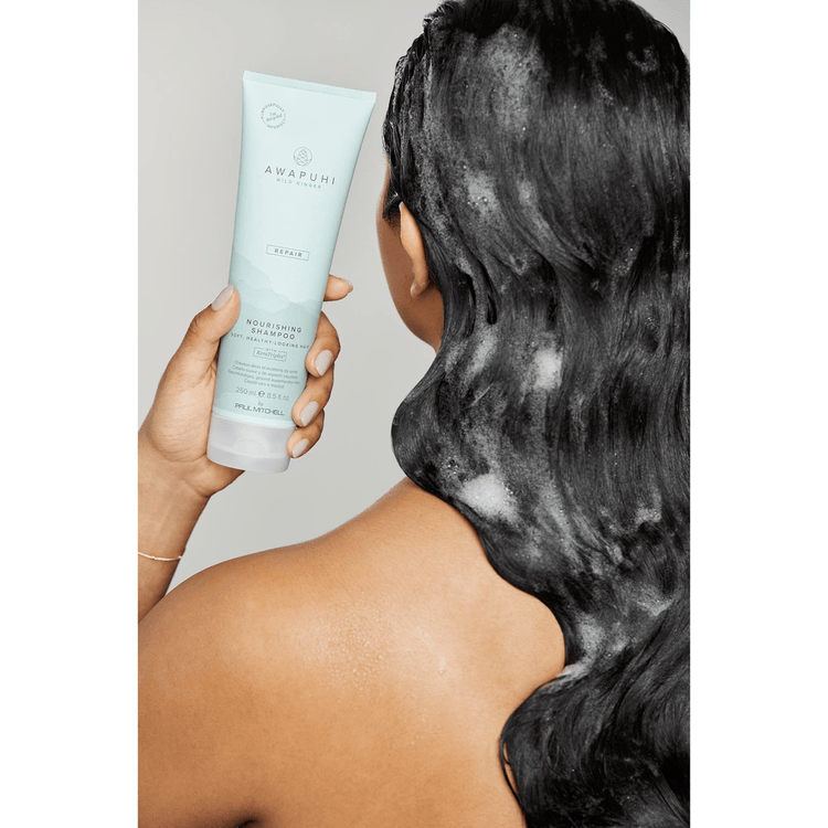 Awapuhi Wild Ginger Nourishing Shampoo repara el cabello dañado