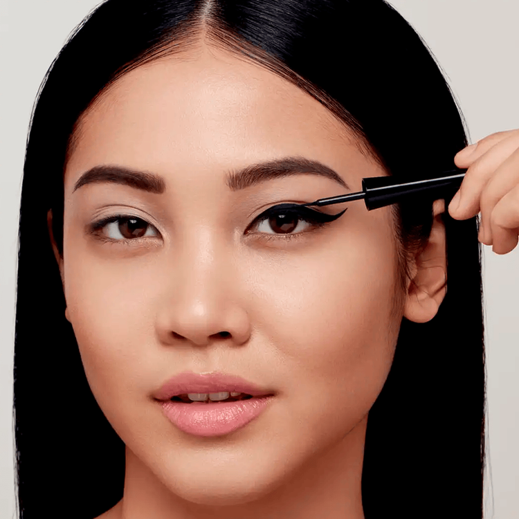 Get In Line Delineador acabado mate