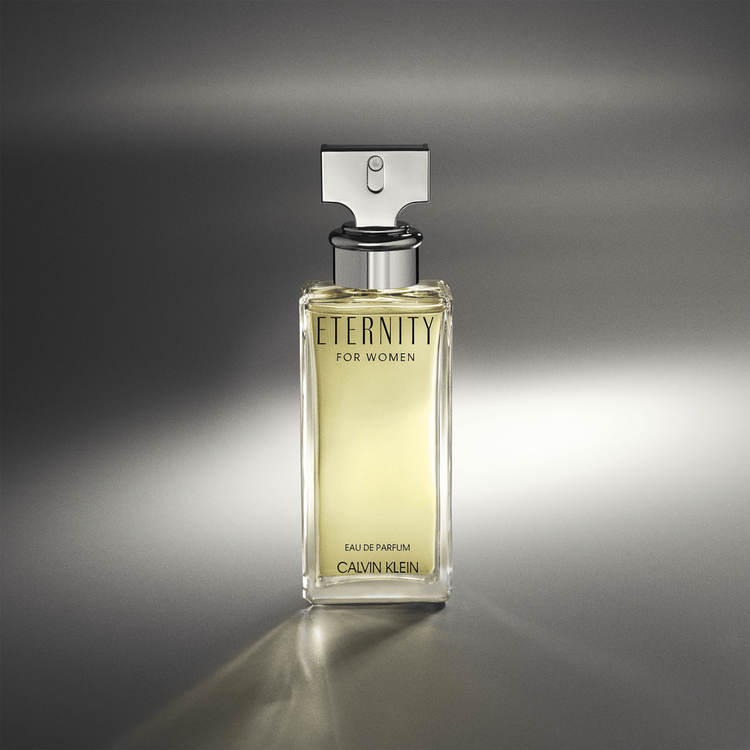 Eternity For Woman - Eau De Parfum, ícono atemporal que evoca el romance y la armonía