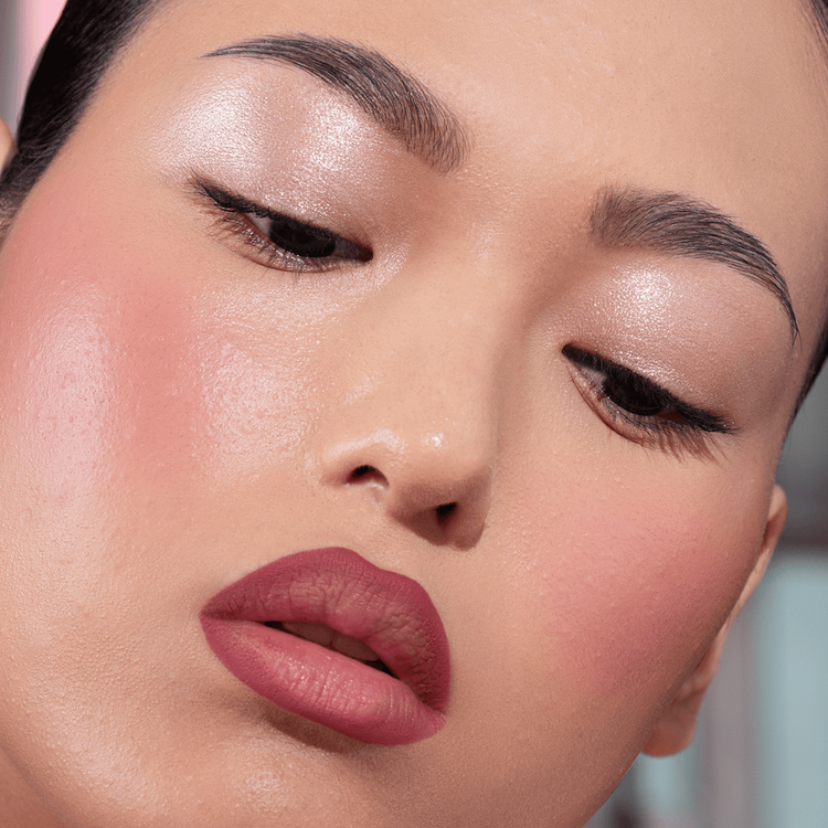 Berry Pop Lápiz labial labial de alta pigmentación y larga duración.