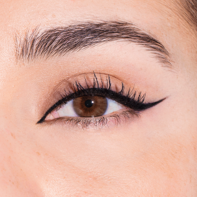 Stay Put Infinite Delineador de ojos líquido delineador líquido de alta precisión.