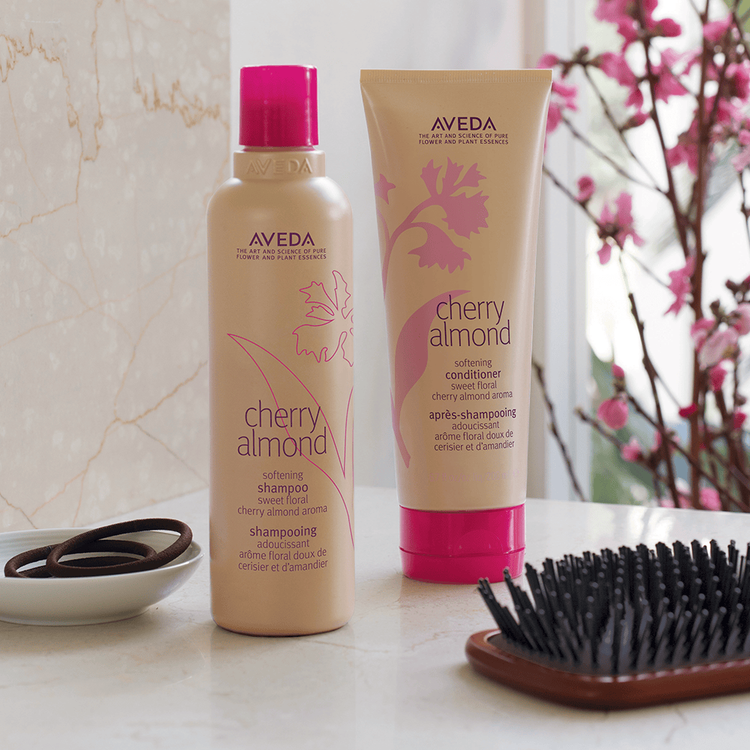Cherry Almond Shampoo restaura la suavidad