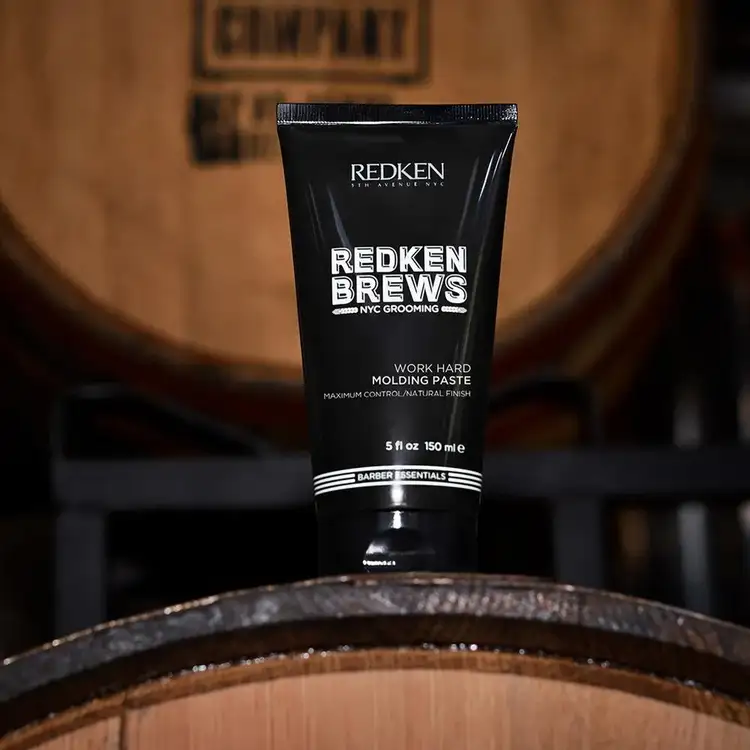 Redken Brews - Pomada, máxima fijación con acabado natural